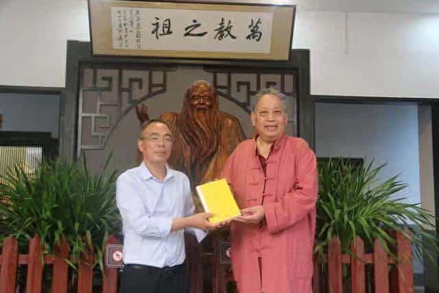 2019年10月20日上午，世界老子学会执行会长董延到老子历史博物馆参观并捐书.jpg